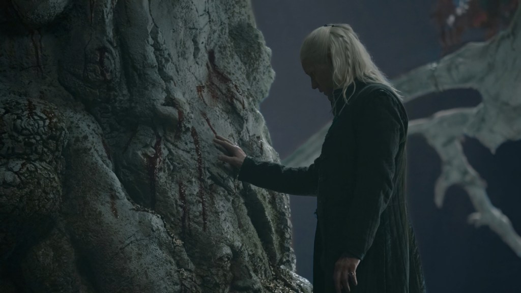 Daemon Targaryen berührt einen Herzbaum in House of the Dragon, Staffel 2, Folge 8