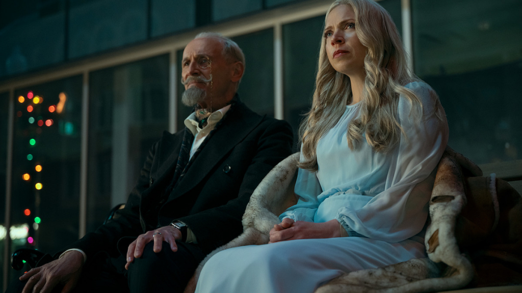 Reginald Hargreeves und Abigail in „The Umbrella Academy“, Staffel 4, Folge 6