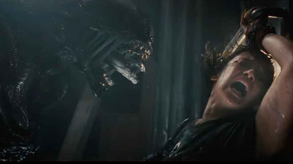 Ein Xenomorph, der die Figur Rain in Alien: Romulus in Angst und Schrecken versetzt