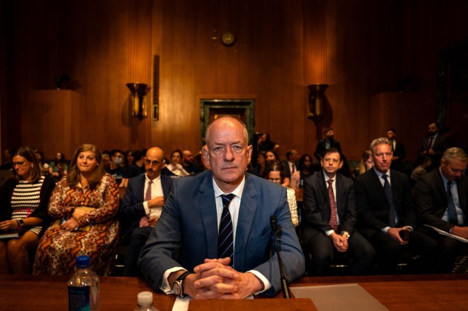 1: Andrew Witty, CEO von UnitedHealth, sagt am 1. Mai 2024 in Washington, D.C. vor dem Finanzausschuss des Senats auf dem Capitol Hill aus.