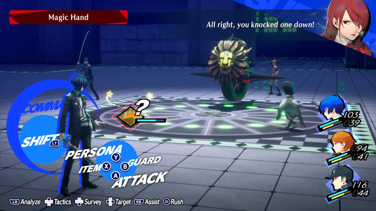 Persona 3 Reload-Screenshot des Protagonisten, der im Kampf auf eine niedergeschlagene magische Hand zielt.