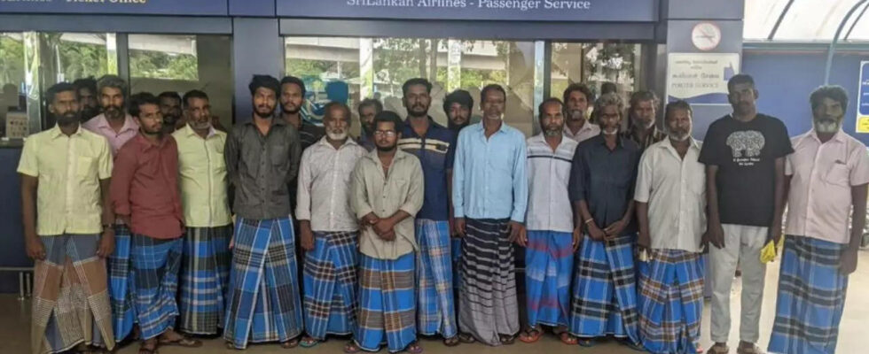 21 aus srilankischem Gefaengnis entlassene indische Fischer kehren sicher nach