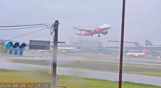 Ansehen Flugzeuge haben Muehe auf dem Flughafen Fukuoka zu landen