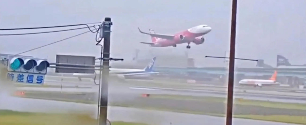 Ansehen Flugzeuge haben Muehe auf dem Flughafen Fukuoka zu landen