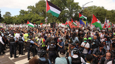 Demonstranten durchbrechen Sicherheitszaun vor DNC Veranstaltungsort VIDEO — World