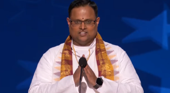 Der Hindu Priester Rakesh Bhatt eroeffnet DNC Tag 3 mit „Om Shanti