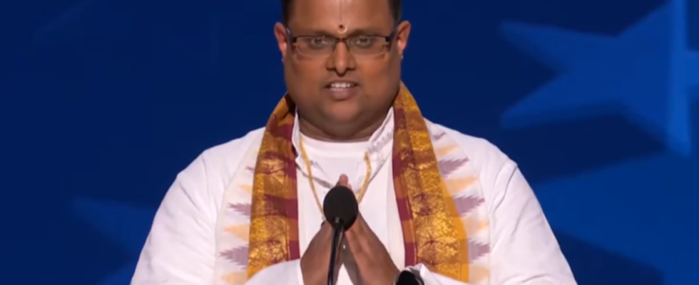 Der Hindu Priester Rakesh Bhatt eroeffnet DNC Tag 3 mit „Om Shanti