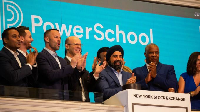 Hardeep Gulati, CEO von PowerSchool (Mitte rechts), läutet die Eröffnungsglocke auf dem Parkett der New York Stock Exchange (NYSE) während des Börsengangs (IPO) des Unternehmens in New York, USA, am Mittwoch, den 28. Juli 2021.