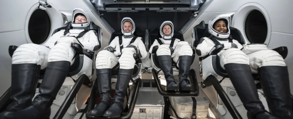 Die NASA zieht zwei Astronauten aus dem Space X Flug ab um