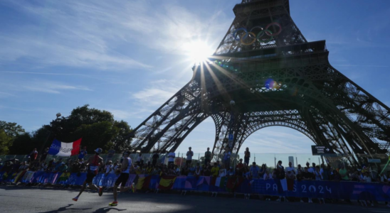 Eiffelturm evakuiert nachdem Mann vor Abschlusszeremonie der Olympischen Spiele in