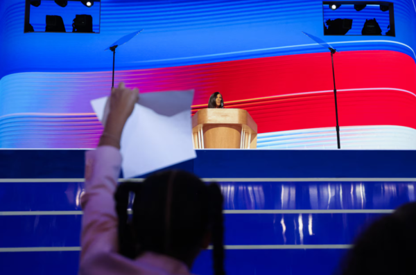 Foto von Kamala Harris‘ Grossnichte Amara die einen historischen Moment