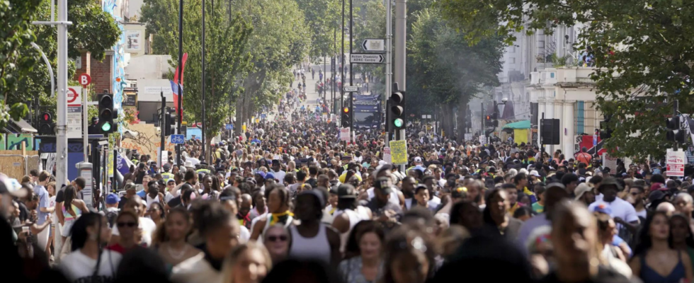 Gewalt ueberschattet Notting Hill Carnival Mehrere Messerstechereien Hunderte Festnahmen bei