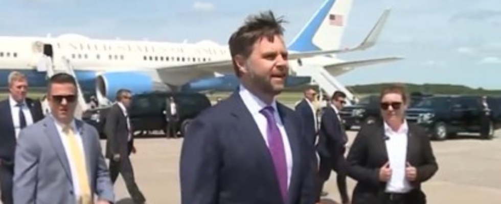 JD Vance Air Force Two Hat JD Vance gerade Kamala