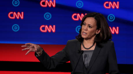 Kamala Harris schaltet Anzeigen mit Fake News Schlagzeilen – Axios — World