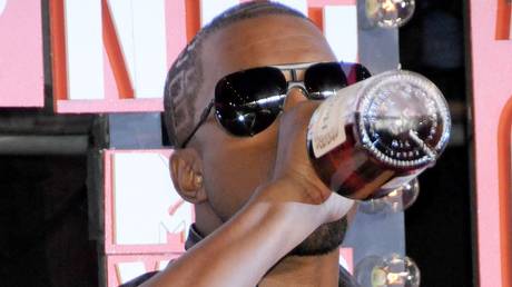 Kanye West macht „Hennessy fuer antisemitischen Tweet verantwortlich — RT