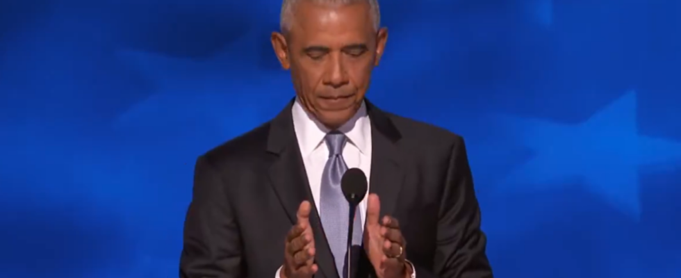 Obama macht sich beim DNC mit einer Handbewegung ueber Trumps