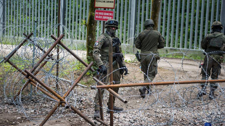 Polen erlaubt Grenzbeamten auf illegale Einwanderer zu schiessen — World