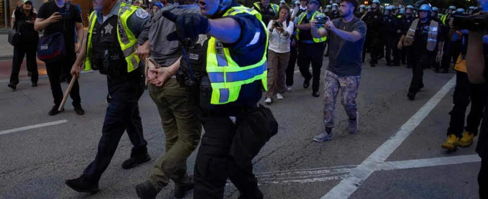 Pro palaestinensische Demonstranten DNC Tag 3 Ueber 1000 Demonstranten versammeln sich