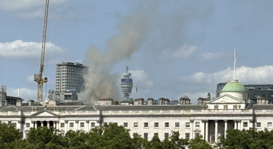 Rund 100 Feuerwehrleute bekaempfen Brand im Londoner Somerset House Video