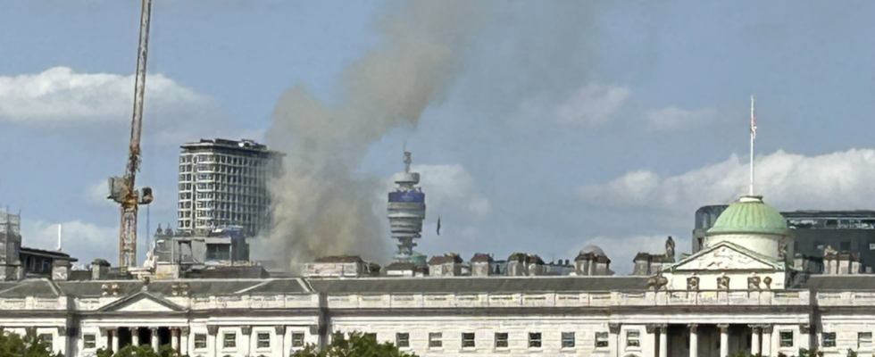 Rund 100 Feuerwehrleute bekaempfen Brand im Londoner Somerset House Video