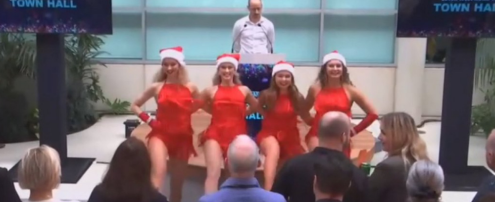 Sexy Santas Australischer TV Sender wegen „Sexy Santas Auftritt bei Mitarbeiterversammlung in.pn