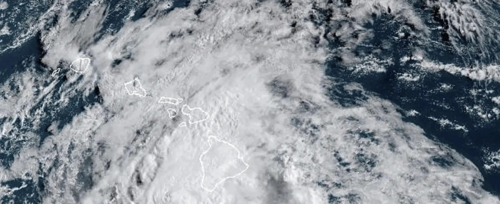 Tropischer Sturm Hone Hawaii droht Ueberschwemmung und Strassensperrung als drei