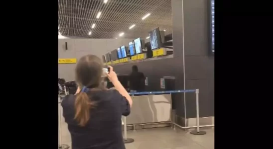 Virales Video Wuetender Passagier zertruemmert Computer am Flughafen Ihm wurde.webp