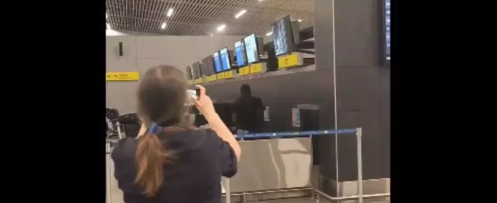 Virales Video Wuetender Passagier zertruemmert Computer am Flughafen Ihm wurde.webp