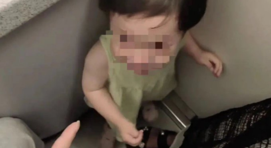 Virales Video aus China Flugzeug Fremde sperren weinendes Kind in Flugzeugtoilette