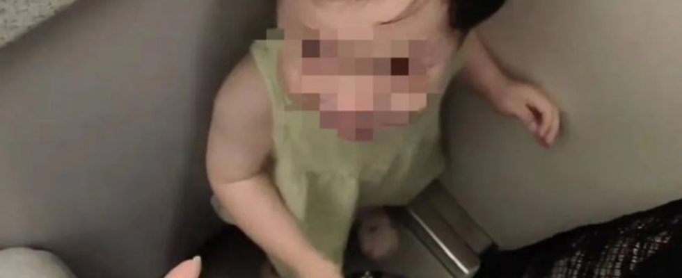 Virales Video aus China Flugzeug Fremde sperren weinendes Kind in Flugzeugtoilette