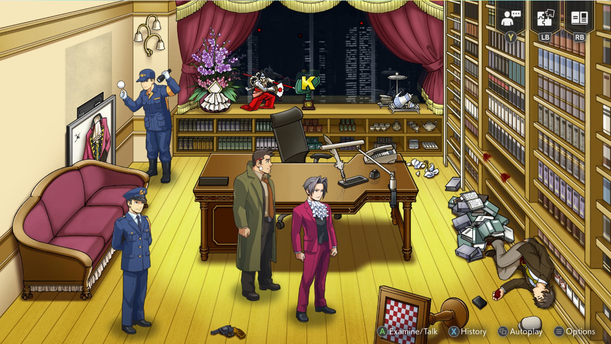 Edgeworth steht in einem Büro, das von Polizisten in der Ace Attorney Investigations Collection umgeben ist. Eine Leiche liegt neben einem Bücherregal und auf dem Boden liegen verschiedene heruntergefallene Gegenstände, darunter eine Waffe.