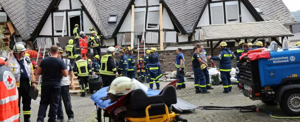 Zwei Tote bei Hoteleinsturz im Moseltal ein Gast noch immer