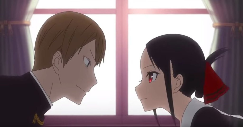 Miyuki und Kaguya lehnen sich im Rahmen eines Artikels über die 10 größten Anime-Paare aller Zeiten eng zusammen vor einem Fenster.