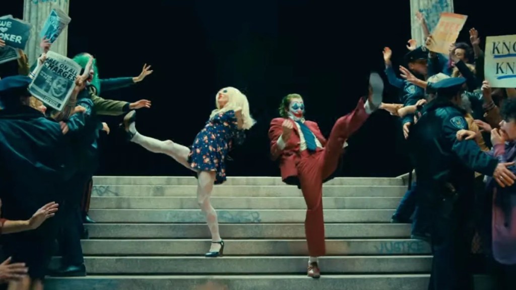 Joker und Harley Quinn gehen in Joker Folie A Deux die Treppe hinunter