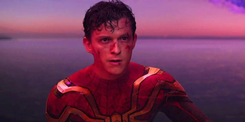 Tom Holland sieht als Spider-Man wütend aus.