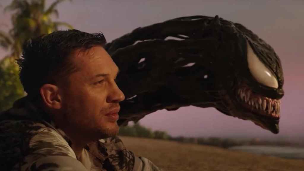 Venom und Eddie am Strand in Venom: Let There Be Carnage