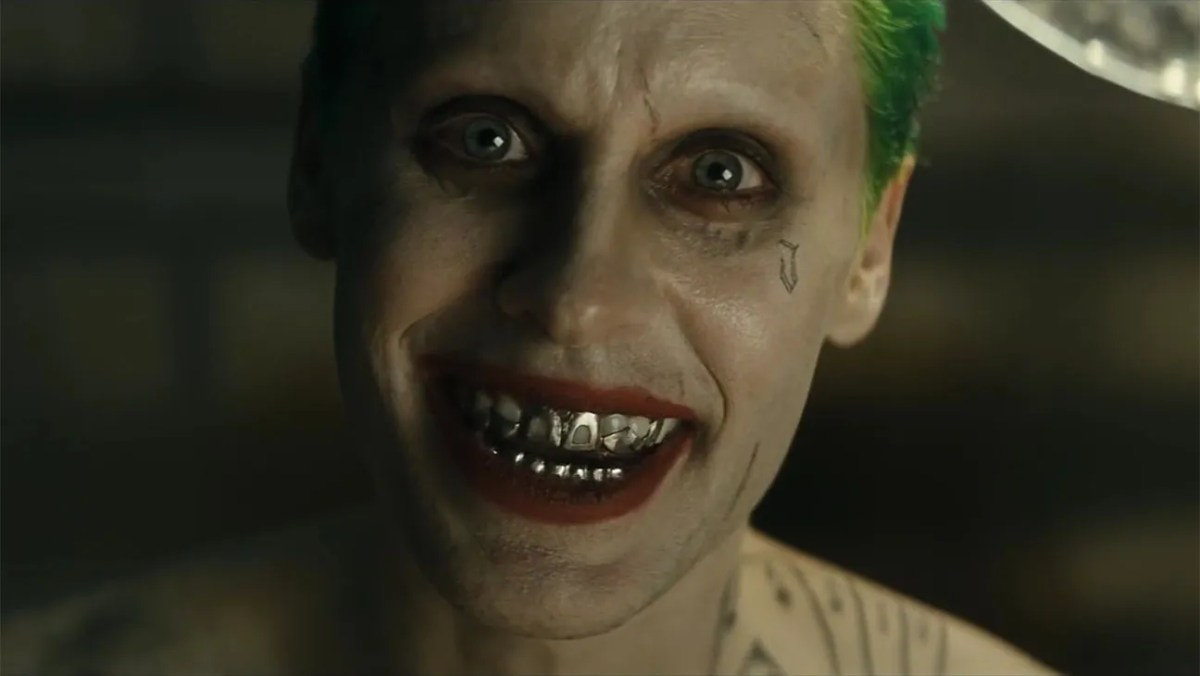 Jared Leto grinst als Joker in „Suicide Squad“.