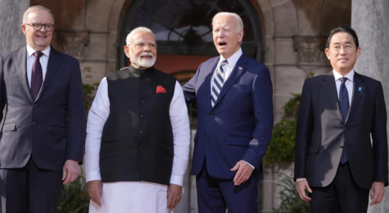 Ansehen Praesident Biden legt Premierminister Modi die Hand auf die