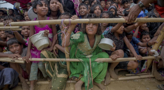 Beamter Tausende Rohingya fliehen vor der Gewalt in Myanmar nach