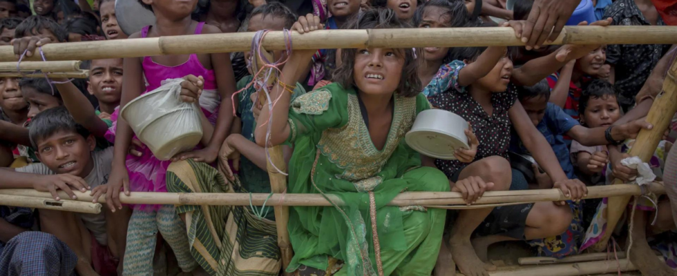 Beamter Tausende Rohingya fliehen vor der Gewalt in Myanmar nach