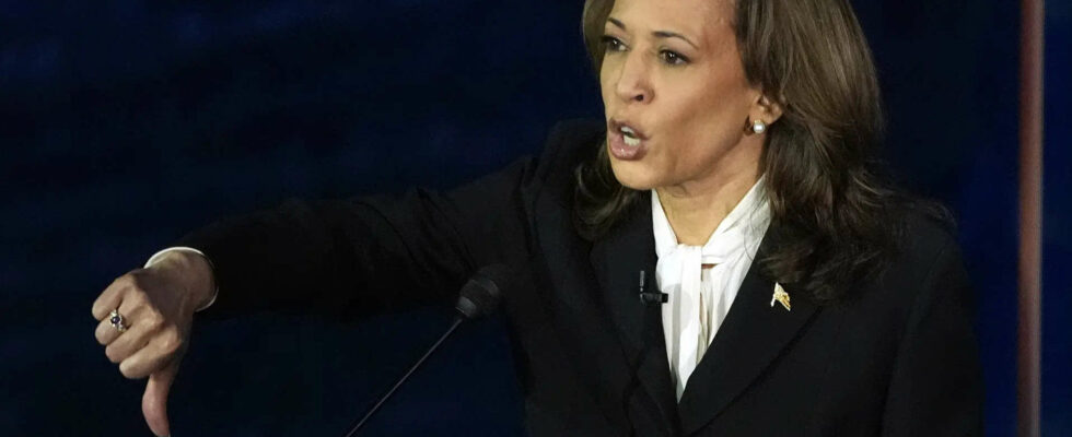 Kamala Harris gibt waehrend der Debatte mit Donald Trump zu