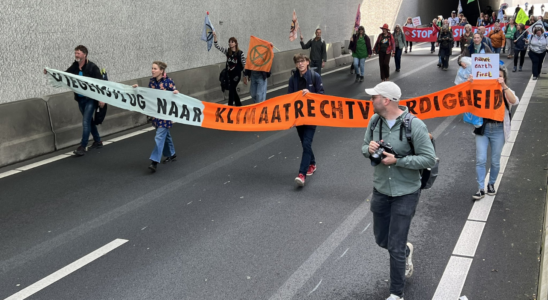 Klimademonstration sperrt Autobahn in Den Haag waehrend Polizeistreik