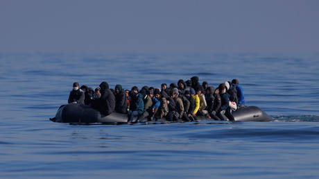 Migrantenboot „reisst auf im Aermelkanal — RT Weltnachrichten