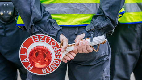 SEHEN SIE Deutsche Polizei verfolgt veraengstigtes Kind mit palaestinensischer Flagge