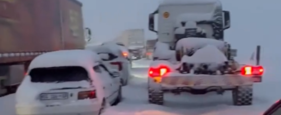 Schneefall in Suedafrika Suedafrikas Autobahn N3 nach schweren Stoerungen durch