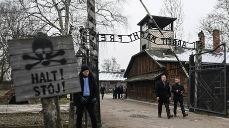 Serbiens Praesident haelt Russlands Ausschluss von der Auschwitz Zeremonie fuer „pervers