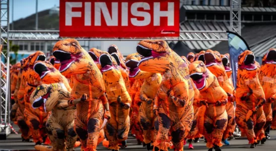 T Rex Charity Run Mehr als 500 britische Laeufer stellen mit.webp