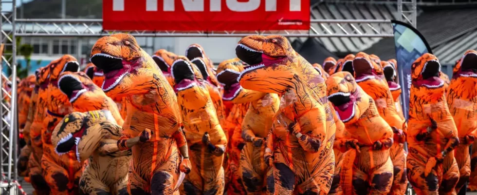 T Rex Charity Run Mehr als 500 britische Laeufer stellen mit.webp