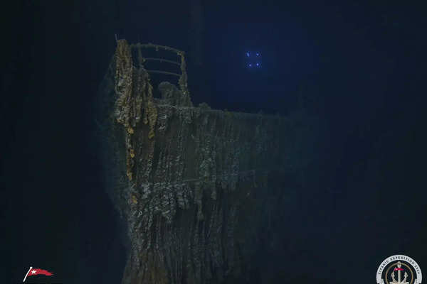 Titanic Wrack weist auf neuen Fotos schwere Schaeden auf Fehlendes Buggelaender