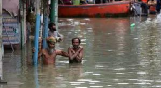 Ueberschwemmungen in Bangladesch fordern 71 Todesopfer Angst vor durch Wasser